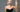 Model mit Bob hält Echthaar Bonding Extensions in Hand