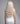 Model mit gewellten Echthaar Extensions in platinblond